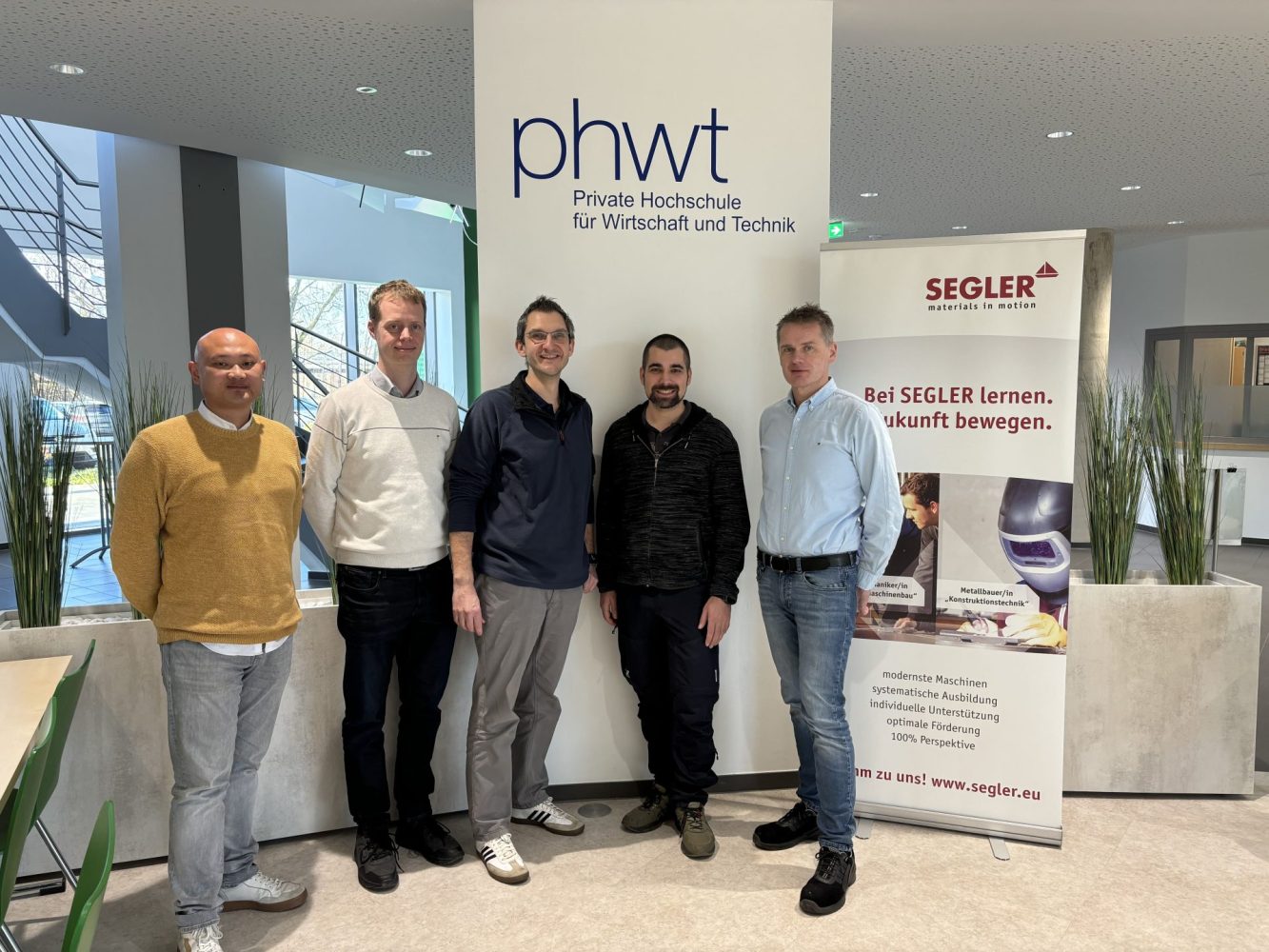 IMG_0495 realisieren das Forschungsprojekt: v.l.n.r. Zhikun Yang (PHWT), Dr. Christian Struve (Technologieberatung), Prof. Dr.-Ing. Christian Lauter (PHWT), Oliver Kruse (PHWT), Thomas Neteler (Geschäftsführer Segler-Förderanlagen Maschinenfabrik)
