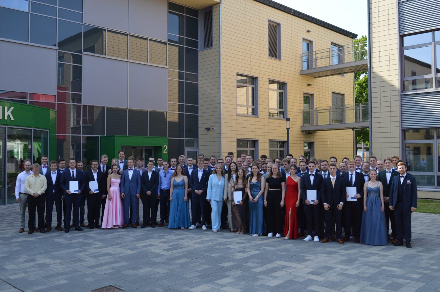 Absolvent:innen der PHWT 2025 Die Absolvent:innen 2025 der PHWT vor dem Forum Technik – nach der feierlichen Übergabe ihrer Bachelorurkunden.