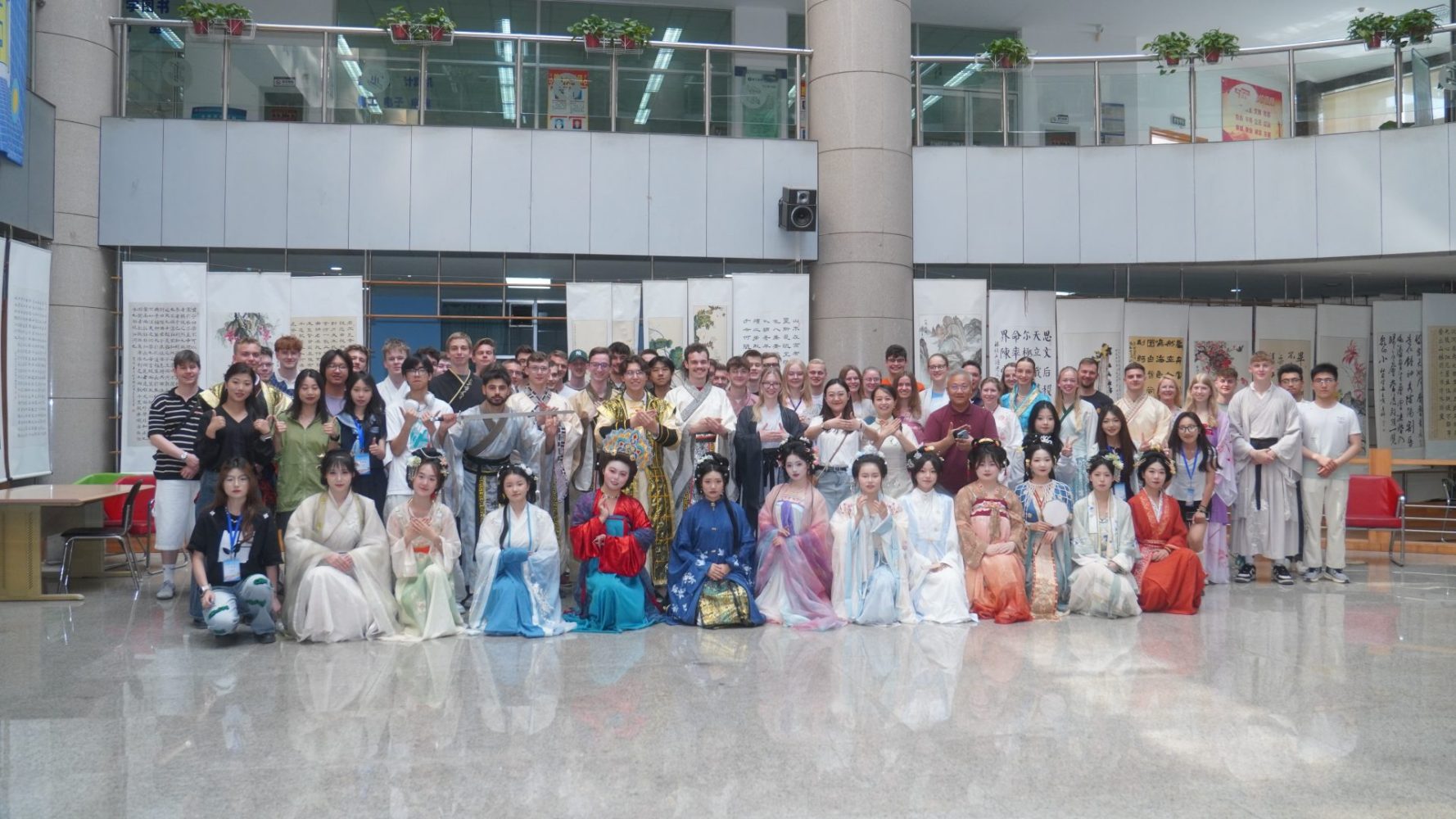 Gruppe der PHWT-Studierenden in traditionellen chinesischen Gewändern mit Begleitung