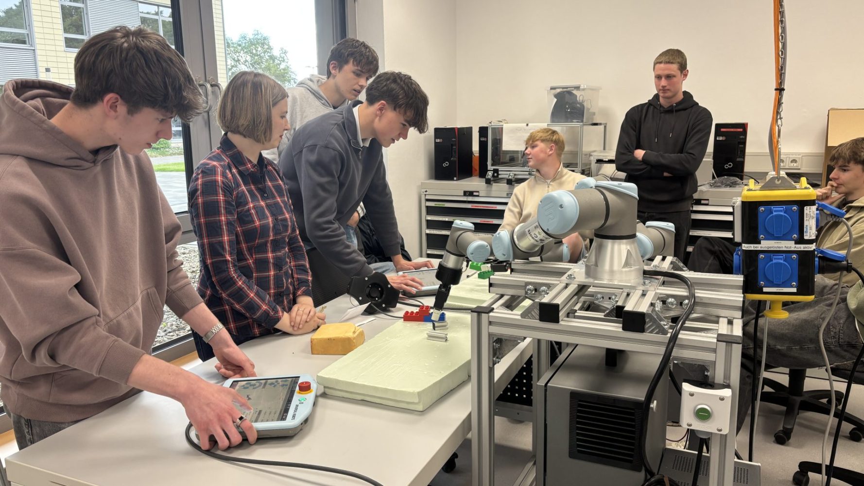 Schüler:innengruppe testet kollaborativen Roboterarm im Rahmen des Besuchs an der PHWT