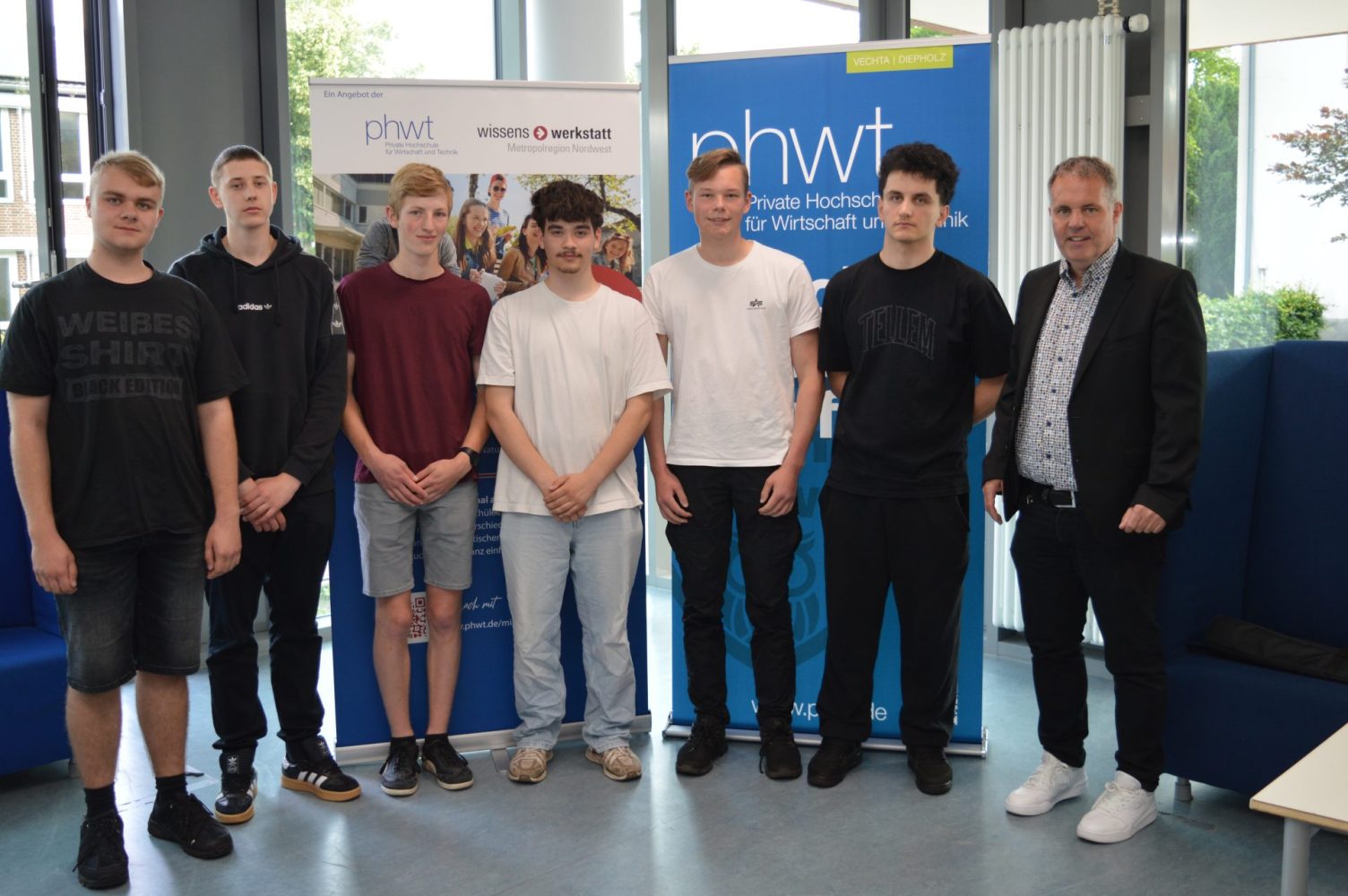 DSC_0402 Die Schüler der 11. Klasse des Gymnasiums Sulingen mit ihrem Projektbetreuer von der PHWT, dem wissenschaftlichen Mitarbeiter Oliver Berendes