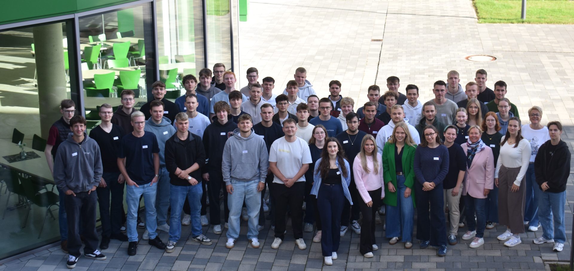 Die Teilnehmer:innen der SOLL-Kurse zusammen mit den beiden Dozentinnen Angela Holle und Tanja Göhring