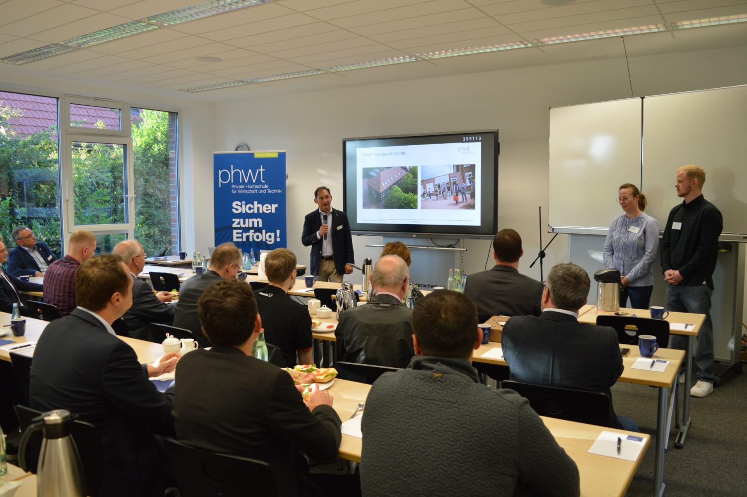 Unternehmerfrühstück_09.25 BU: Kristian Kater begrüßt die Teilnehmerinnen und Teilnehmer, Dr. Marina Abramovskij und Laurens Schnittker (rechts im Bild).