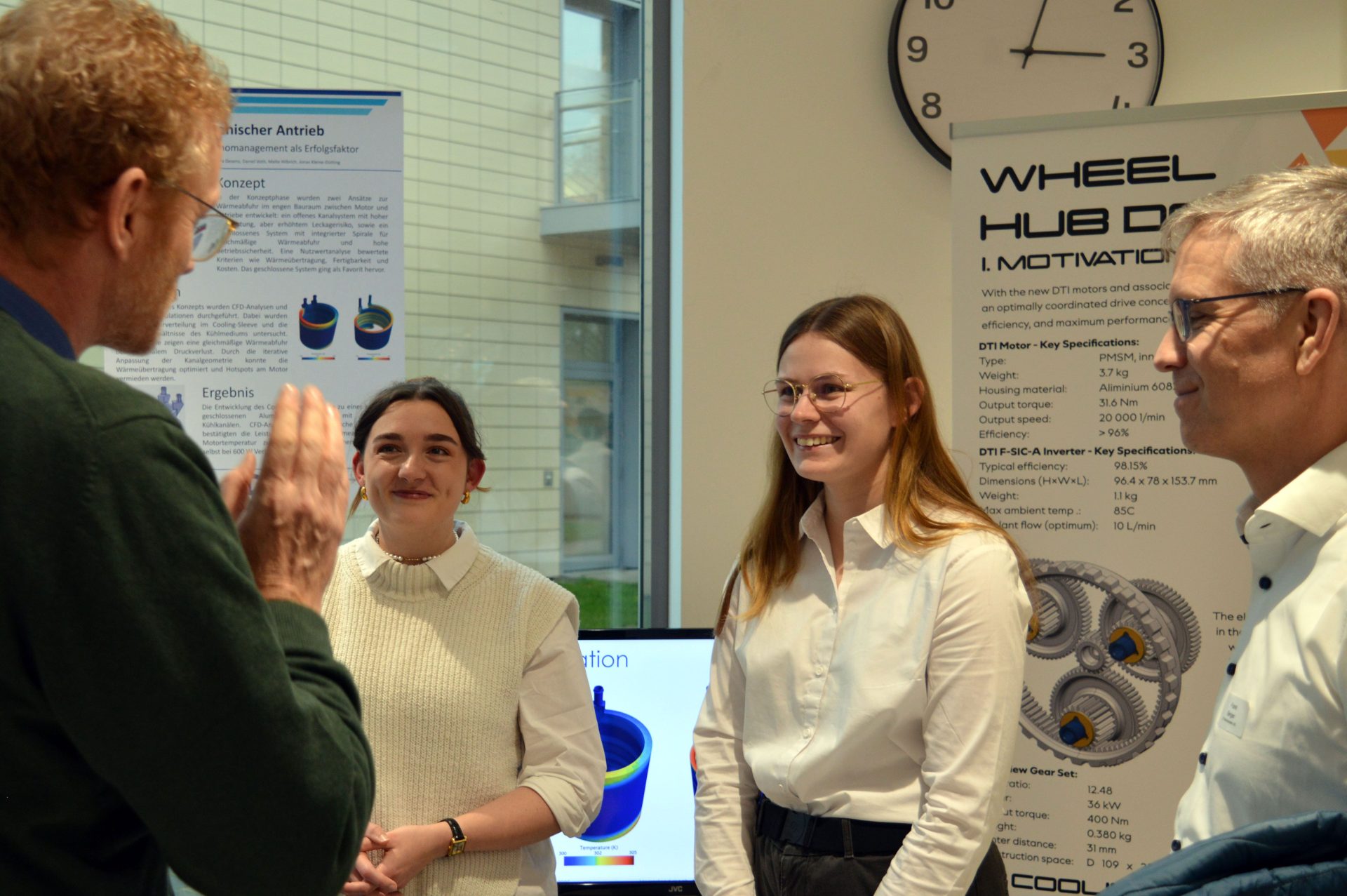 Studierende im Gespräch mit dem Prüfer nach der Präsentation ihres Projektes.