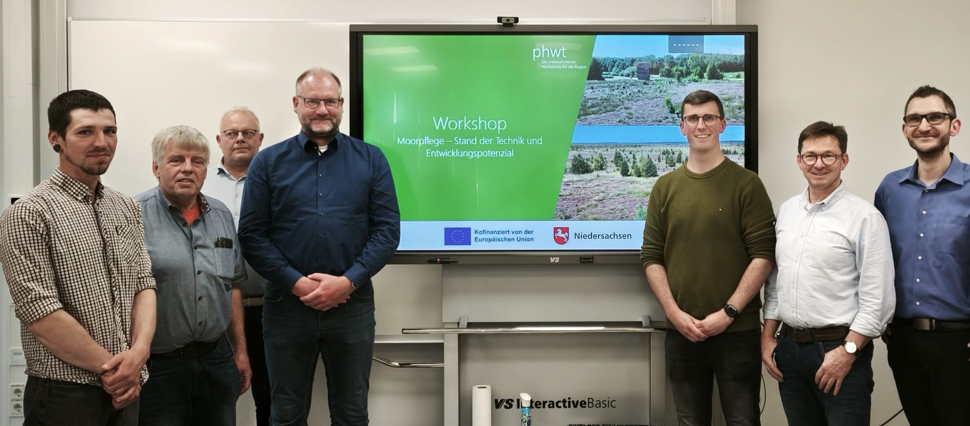 Referenten des<br />
Workshop s : Moorpflege Stand der Technik und Entwicklungspoten-<br />
zial , v. l. Julian Korupka (Schäferei Ulenhof), Wolfgang Johanning (Schäferei<br />
Robert Wellink (Wellink Equipment), Rainer Grabis (LEADER Regionalmangement),<br />
Sönke Gerdes (PHWT), Detlef Tänzer (Landkreis Deipholz) und Prof. Dr. Ing. Christian<br />
Lauter (PHWT)