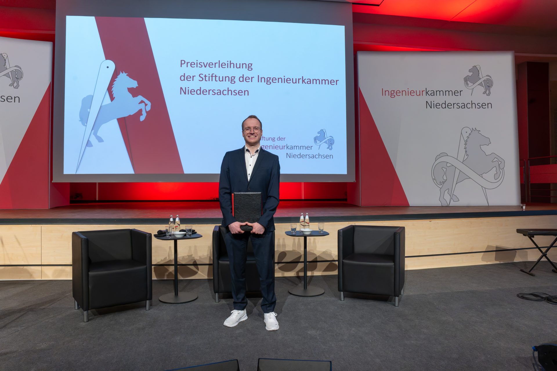 Maschinenbaustudent, Jannik gr. Osterhues, wird mit dem Preis der Stiftung der Ingenieurkammer Niedersachsen ausgezeichnet