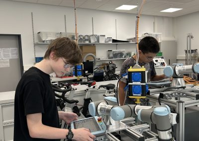 Schüler arbeiten an einem Schaltplan, Mint Uni PHWT