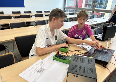 Schüler arbeiten an einem Schaltplan, Mint Uni PHWT