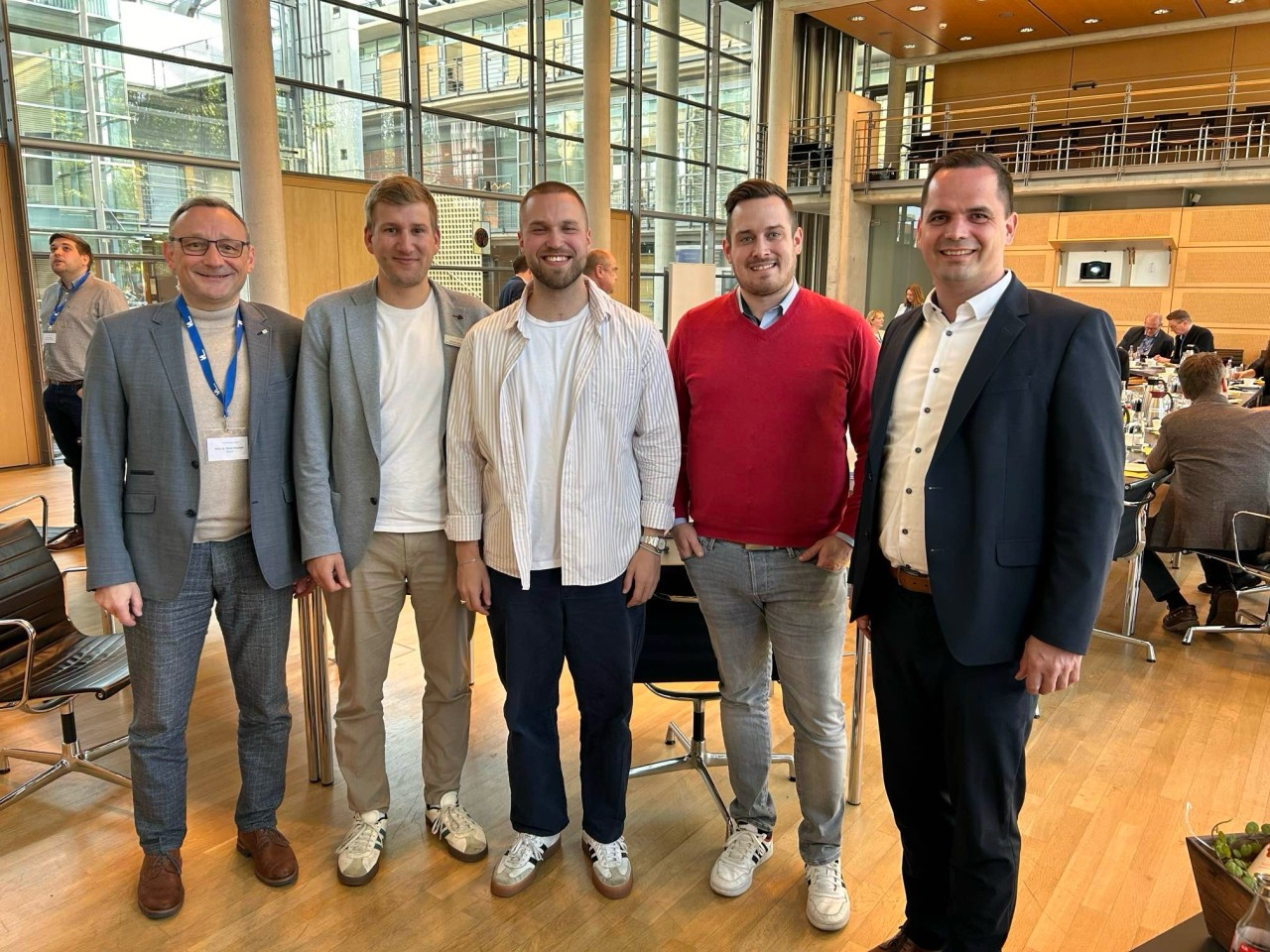 Von links: Professor Dr. Elmar Reucher (PHWT), Matthias Hartz (Wirtschaftsförderung Stadt Vechta), Torben Fangmann, Timo Krogmann, Kristian Kater. Foto: Gashi.