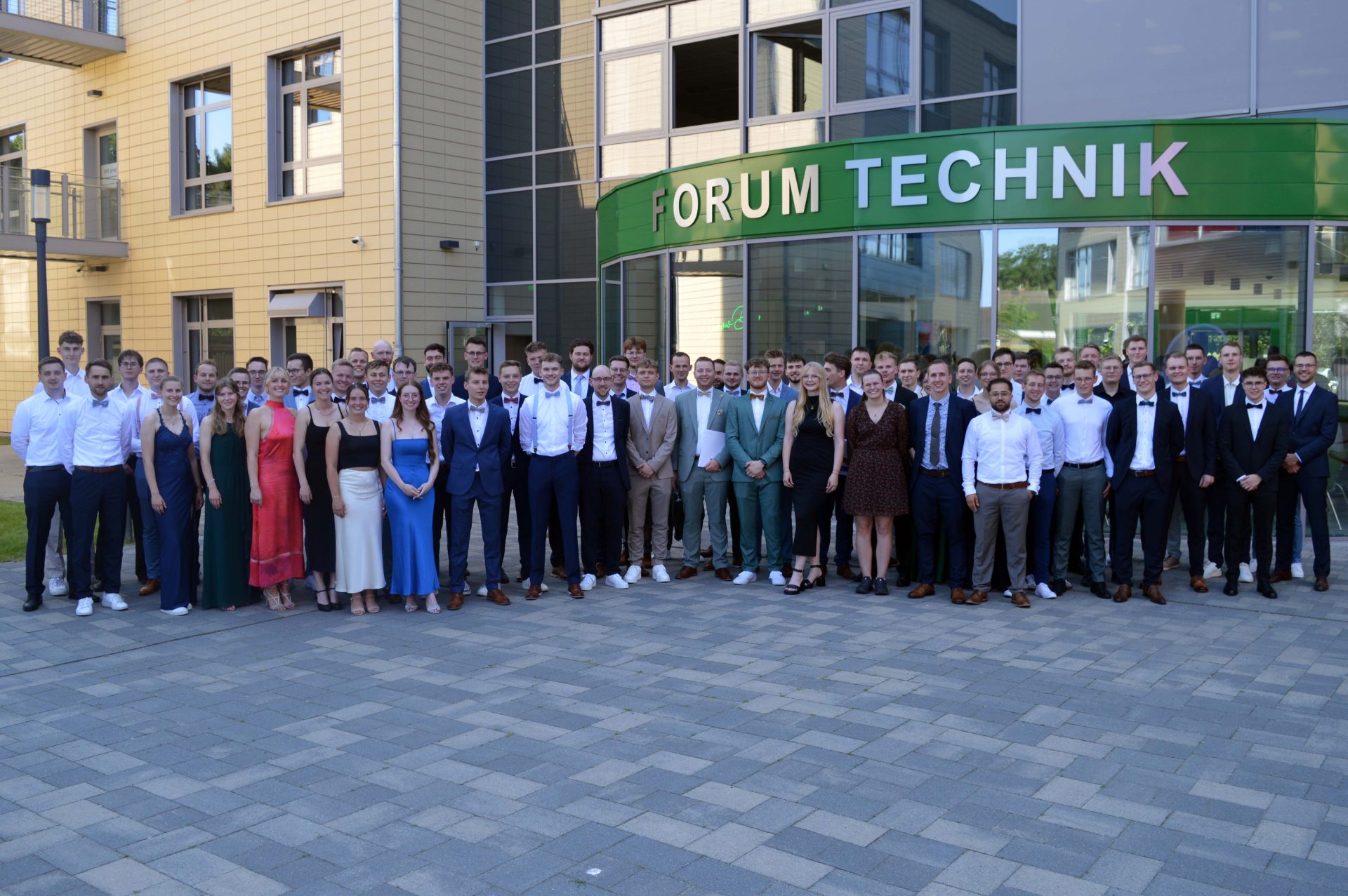 Gruppenbild der Absolvent:innen bei der Zeugnisübergabe am 19.06.2026